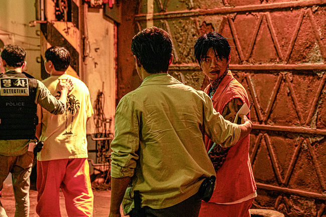 Kkorepo's tweet photo. 「公式」#ソイングク＆#チャンドンユン「#オオカミ狩り」、9月21日韓国公開確定…ハードボイルドサバイバルアクションの極致 
https://t.co/O1WvZPsKiR https://t.co/qPE7asfOI0