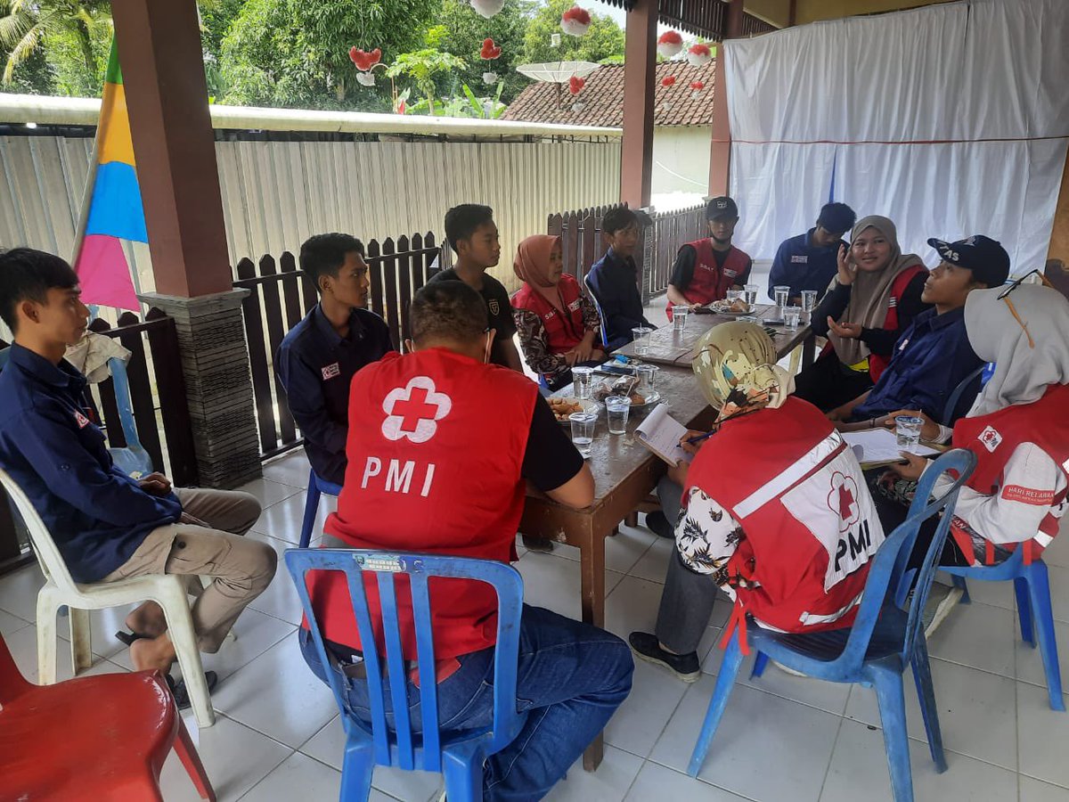 HerryFTanjung's tweet photo. Tim Evaluator PMI Pusat Kunjungan ke Desa dan Sekolah di Tanggulangi dan Jlandri untuk Evaluasi Tengah Tahun Program Kesiapsiagaan Tanggap Darurat Bencana di Masyarakat &amp; sekolah Selatan Jawa di Kebumen, Jawa Tengah. Sabtu, (20/8). Cc @RadioElshinta @SonoraFM92 https://t.co/DMAdapHDtA