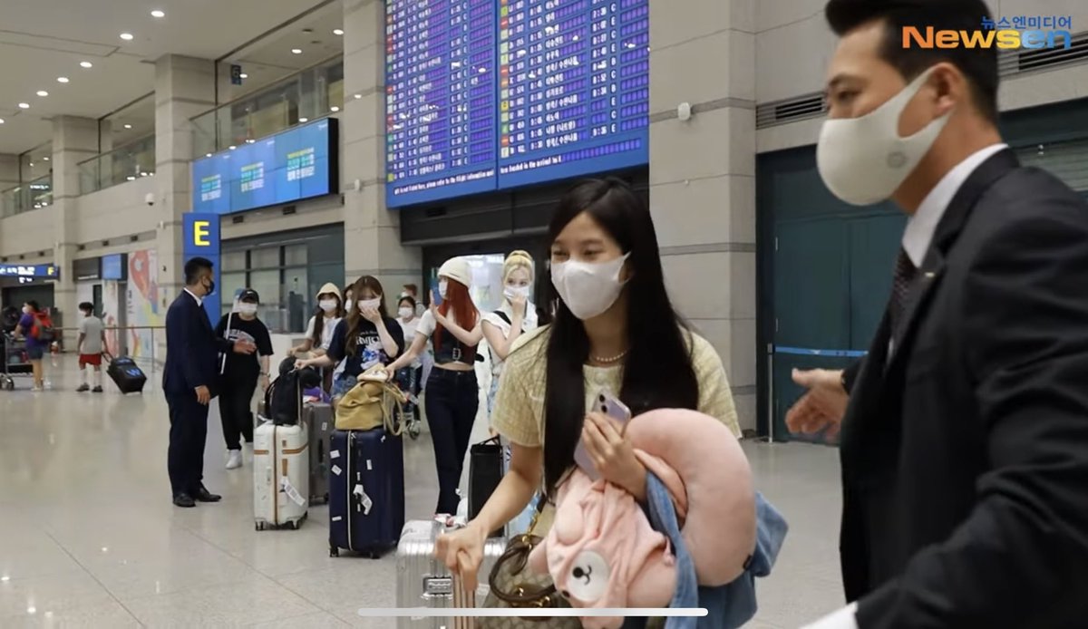Ph3uxn's tweet photo. KEP1ER have to bring their own luggage, the trip from LA to korea is not fast,.  after the kcon event they went straight to the airport to fly to korea,.  when he arrived in Korea KEP1ER needed a break,.  but is this KEP1ER carrying its own suitcase?
  #JusticeForKep1er https://t.co/wnNxFLruo2