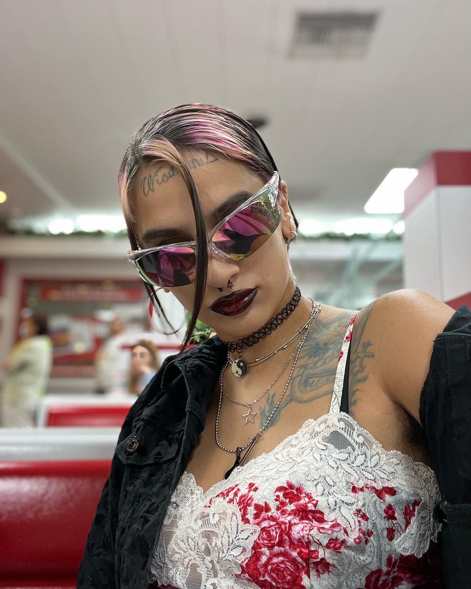 thugmuffincock's tweet photo. In-n-out https://t.co/r7EBaakQcz