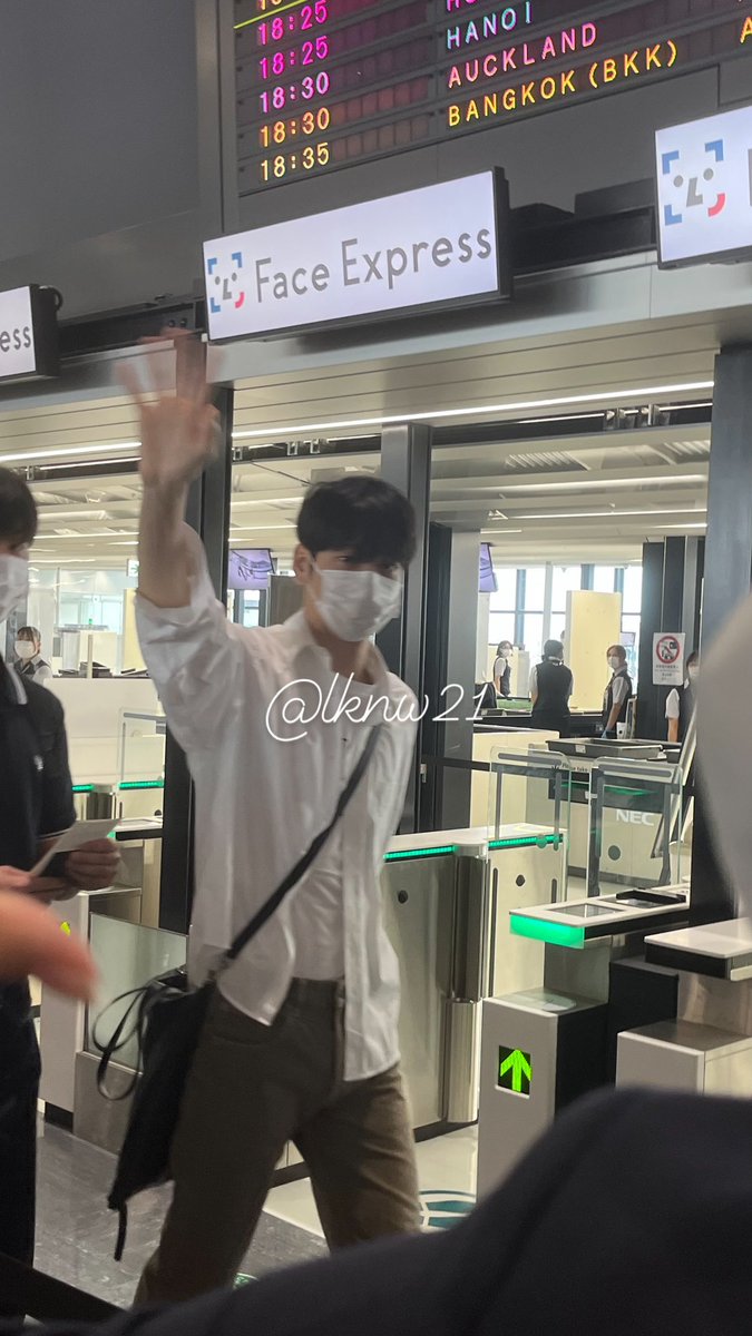lknx21's tweet photo. 220823 출국 NRT
#휴닝카이 #범규 #수빈
#TOMORROW_X_TOGETHER 
#투모로우바이투게더 #TXT https://t.co/yb93s2MVjV