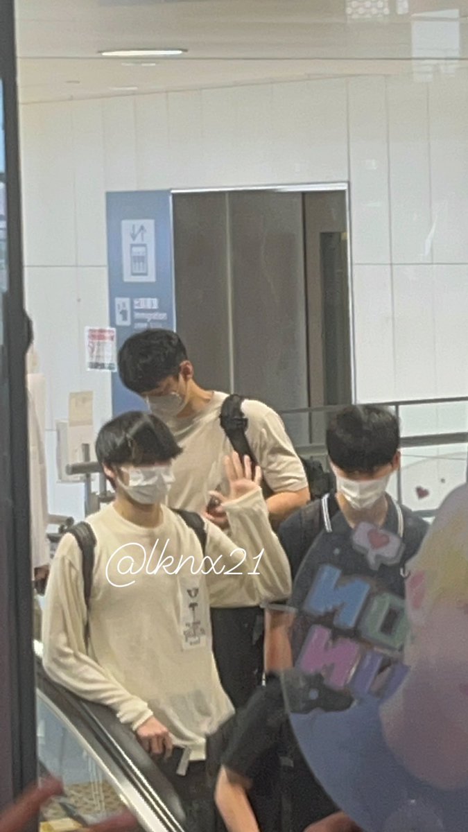 lknx21's tweet photo. 220823 출국 NRT
#휴닝카이 #범규 #수빈
#TOMORROW_X_TOGETHER 
#투모로우바이투게더 #TXT https://t.co/yb93s2MVjV