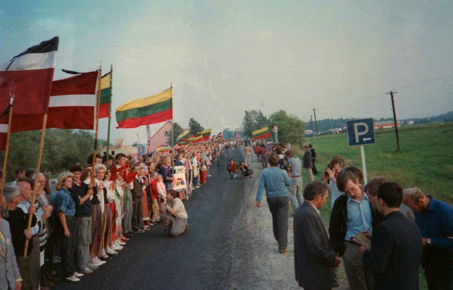 Vox_Lituania's tweet photo. 33 años de esta foto https://t.co/qwuecFAvWM