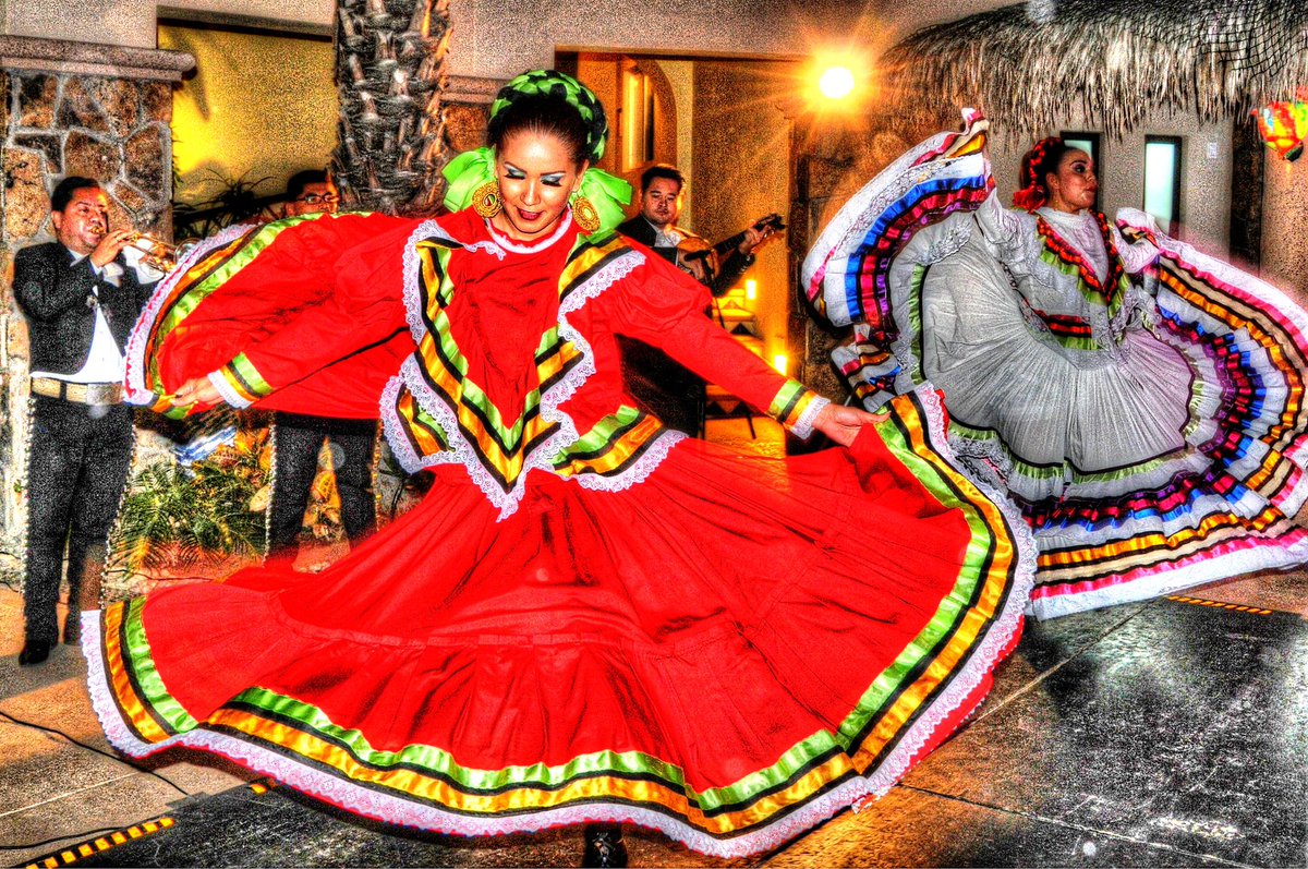 VersaGolfer's tweet photo. Dancers in Cabo San Lucas Mexico https://t.co/kMHBPwX1QB