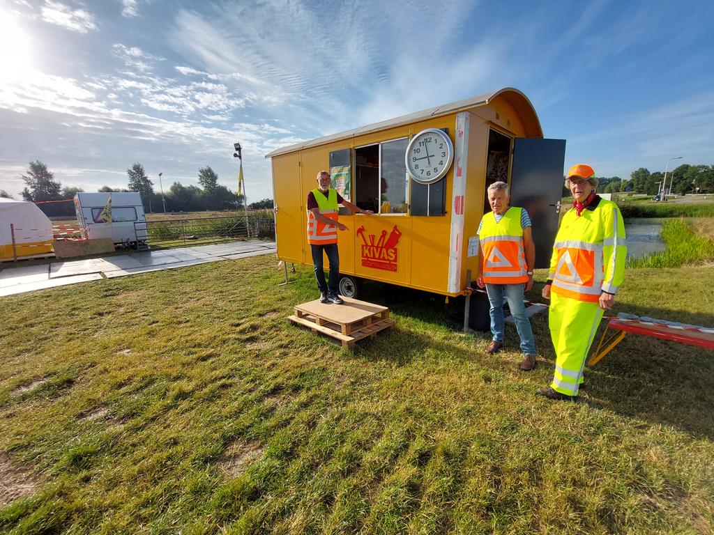 CoWiskerke's tweet photo. Verkeersregelaar bij het #Timmerdorp KIVAS #Schagen Het wordt weer een mooie dag. https://t.co/XfXED72ofo