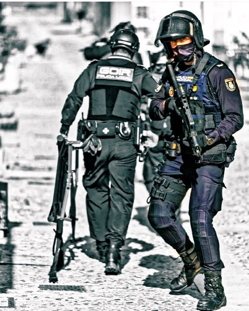 iberianludus's tweet photo. 🇪🇸 #GOIR #UPR #PL #CNP
Agente del GOIR de la Policía Local de Alicante junto con Oficial de Policía de la UPR de la Policía Nacional portando un fusil HK G-36 C. https://t.co/HKGzYu5HSP