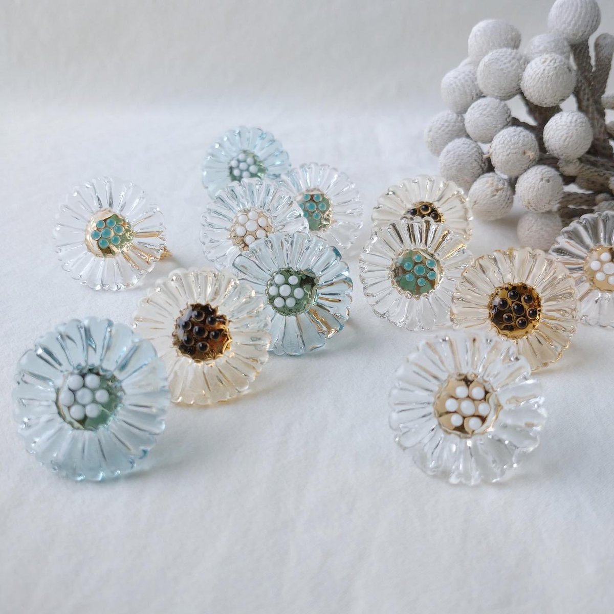 tenowaichi's tweet photo. 【#てのわの一品 ～ 暮らしのものづくり 出展者紹介】

#bloom_works

小金井市内の工房で耐熱ガラスを使ったアクセサリーやオブジェ、花器を制作しています。

 https://t.co/IxhR9o2FBx

https://t.co/PAvqqkm2XQ

https://t.co/QNRsujDFSc

#国分寺　#国分寺くるみギャラリー https://t.co/FCzjRBIyJw