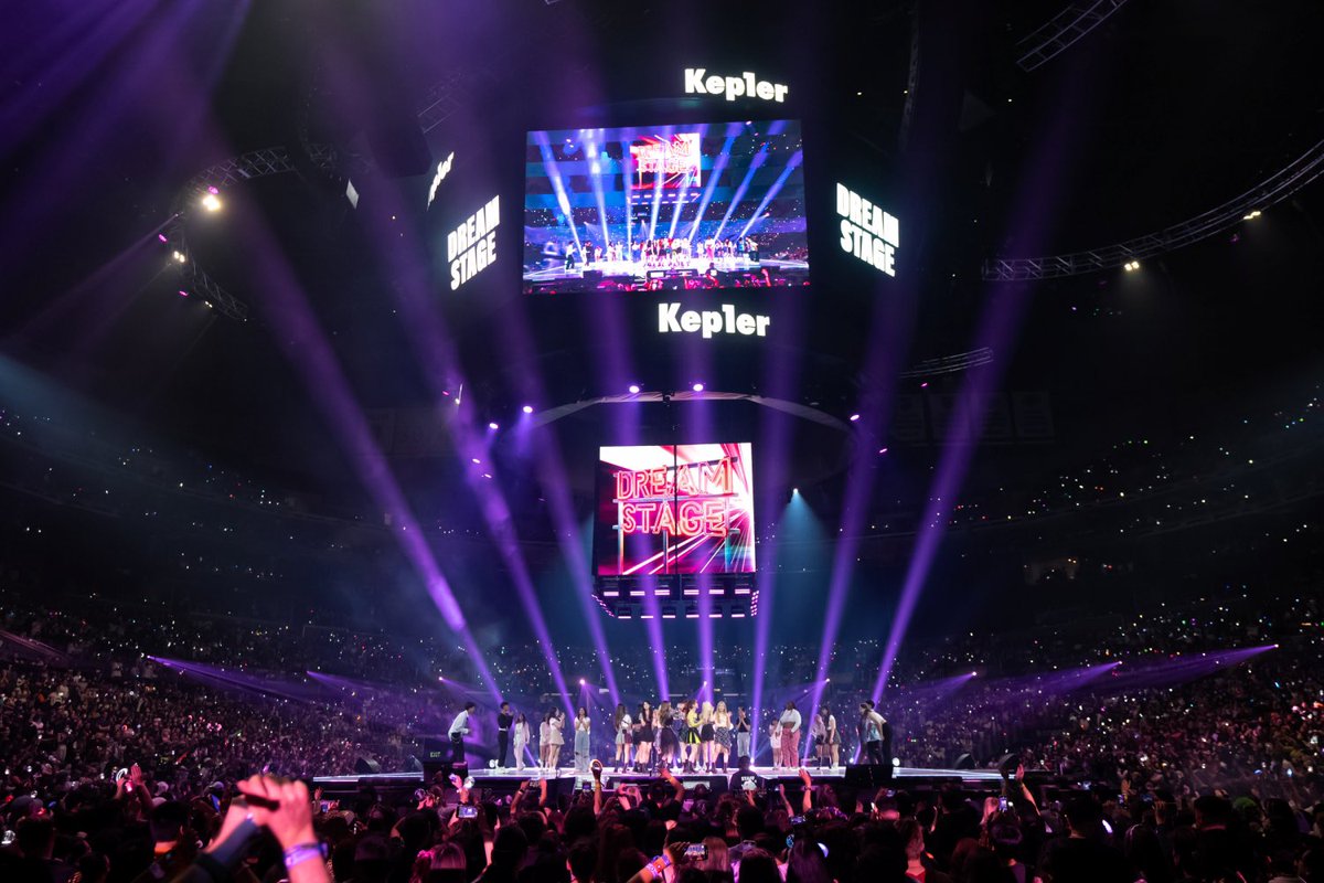 lookatbrina's tweet photo. tienen al grupo rookie con más ventas en el 2022 y le dan un trato horrible mientras q al q no puede ni vender 30,000 copias le dan el cielo 

#JusticeForKep1er 
#TreatKep1erFairly 
#Kep1erDeservesBetter
@wakeone_offcl https://t.co/gF4Hy2vM85