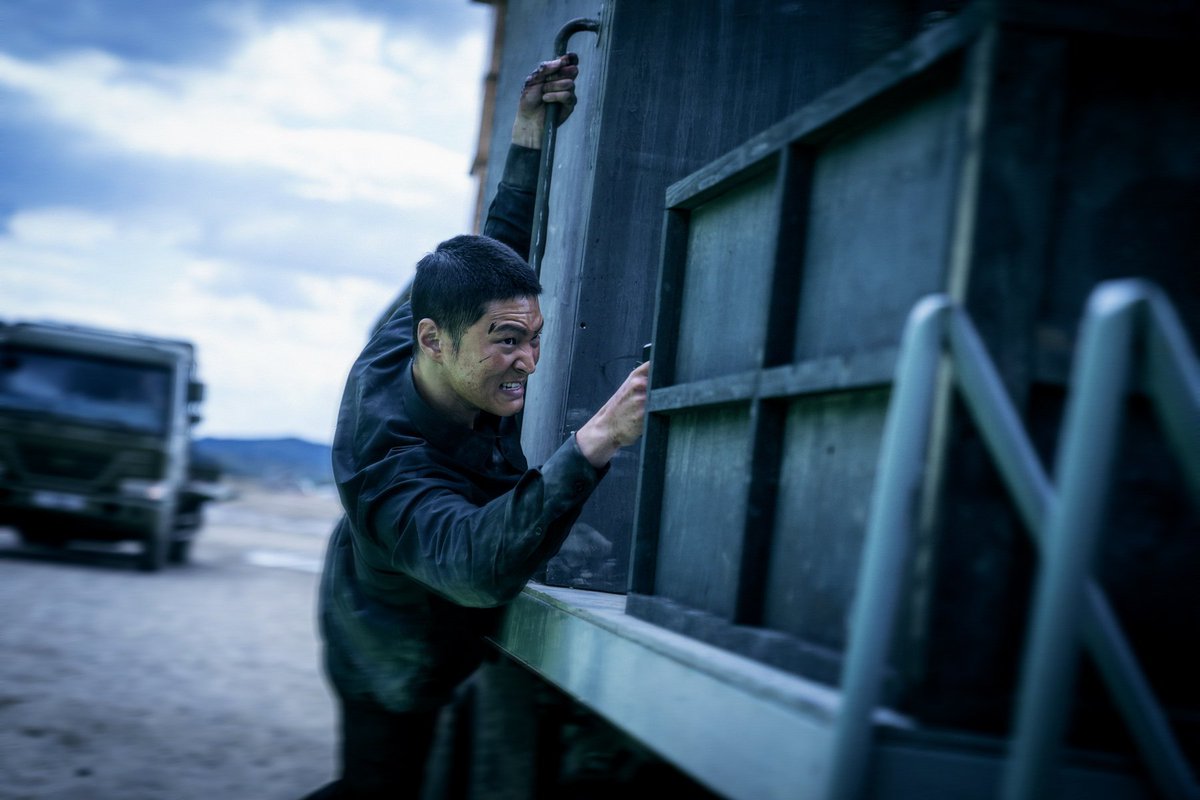 Jubphitnang's tweet photo. #CarterNetflix
จุดเด่นของหนังอยู่ที่การเป็นเทคเดียวตลอดทั้งเรื่อง ซึ่งนั่นก็คือจุดด้อยของหนังเช่นกัน เพราะการเชื่อมซีนที่ไม่เนียนเลย ซีจีที่ก็ไม่เนียน มุมกล้องก็สั่นเกินความจำเป็น และชวนปวดเศียรเวียนเกล้า ปลายทางของการดูหนังเรื่องนี้คือการทานยาพาราเซตามอล 2 เม็ดถ้วน https://t.co/0gEXzpD4YL