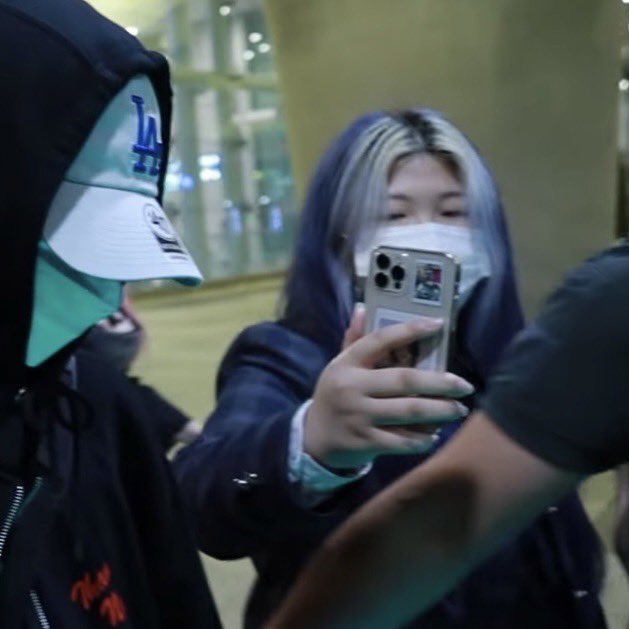 Asli Hyun udh nutup semua cela yg bisa di tngkep sama camera tapi Lo datang nerobos sambil jojrokin hape Lo it's so fcking damn mennn, Lo kurang liat artis apa bage mana Lo seenegara Lo bisa nnton dia kapan aja bhkan bisa liat lngsung bgitu..