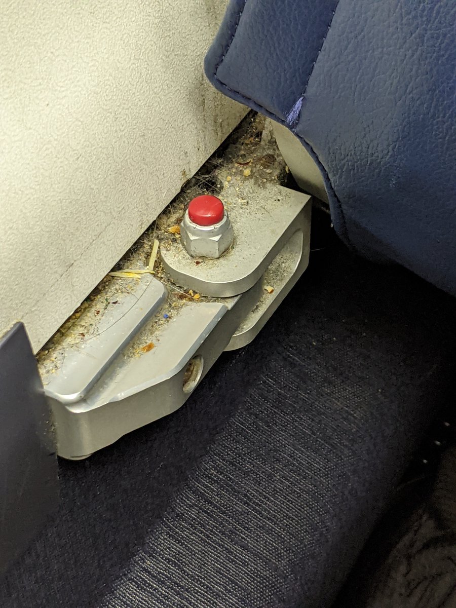 RdmPlaylist's tweet photo. Hey @delta is this supposed to be cleaned and sanitized?? #disgusting 😷 https://t.co/XOoSHCEqAT