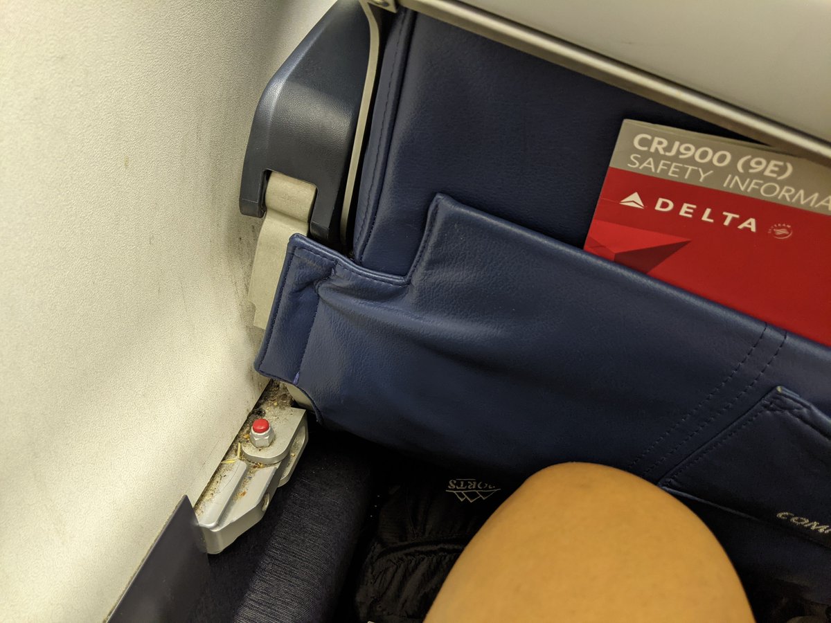 RdmPlaylist's tweet photo. Hey @delta is this supposed to be cleaned and sanitized?? #disgusting 😷 https://t.co/XOoSHCEqAT