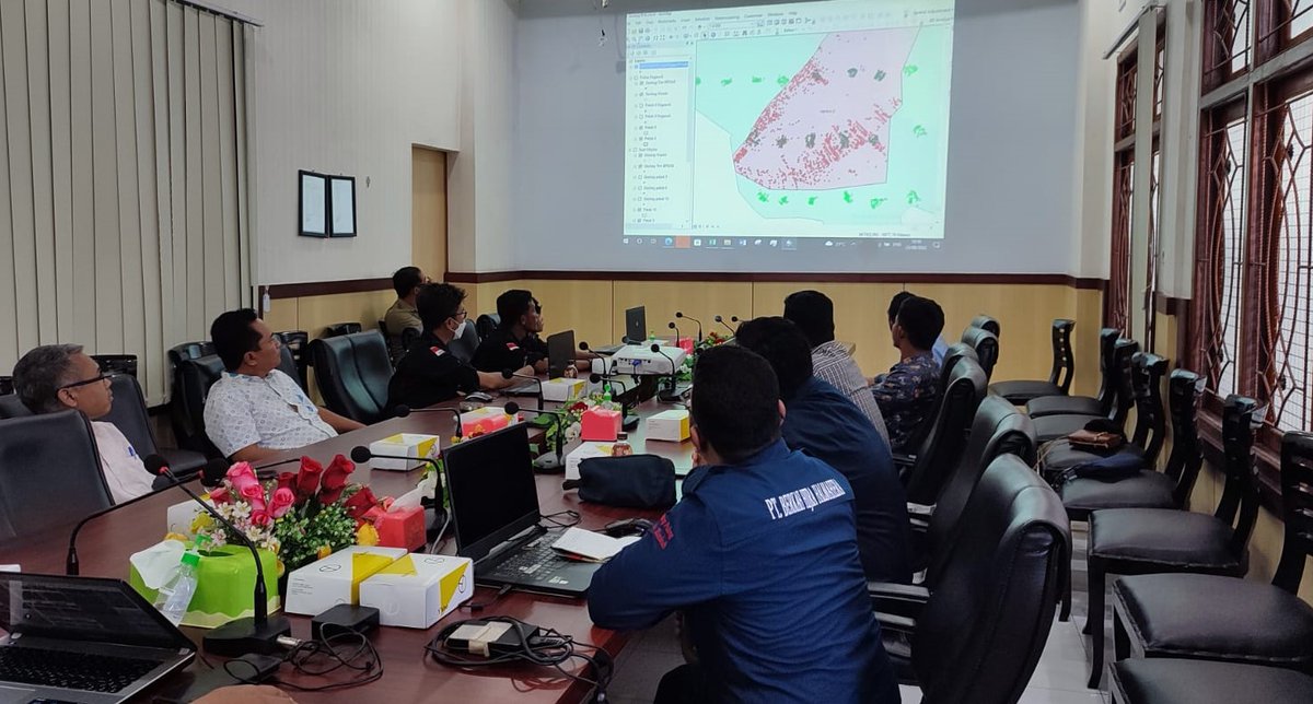 AkeMalamo's tweet photo. Rapat Pembahasan Progres Pekerjaan Kontraktual Rehabilitasi Hutan dan Lahan Tahun 2022 bersama Direktur PT. Berkah Hijrah Halmahera,Direktur PT. Parakawan Abadi Indonesia dan Direktur CV.Nurrahman Prasetyo .

#rhl
#ditjenpdasrh
#2022 https://t.co/HGoHUXePhS