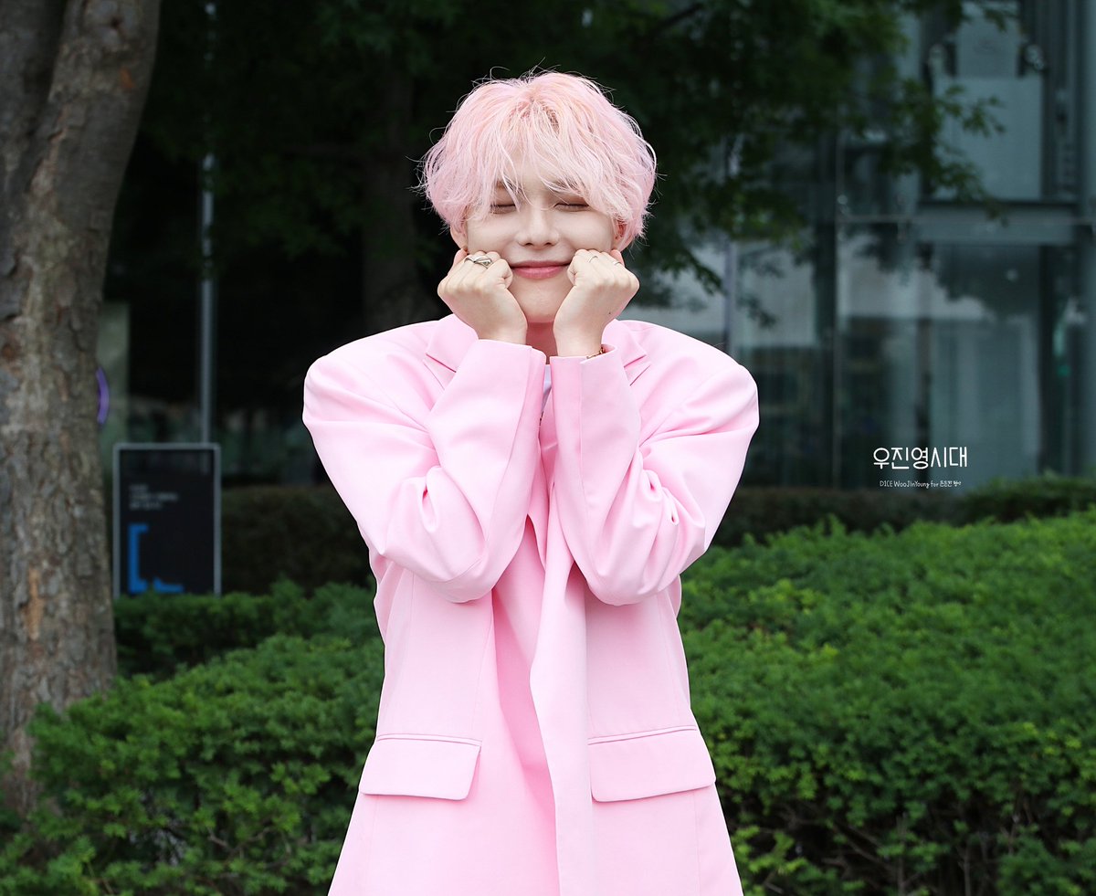 220712 우진영 더쇼 미니팬미팅

사랑스러움이 치사량♡
너무너무 멋있는 사람 우진영

+ 행복기억 돌리기중 +

#WOOJINYOUNG #우진영 #ジニョン
#D1CE #디원스  
<a href="/officialD1CE/">디원스 D1CE</a>