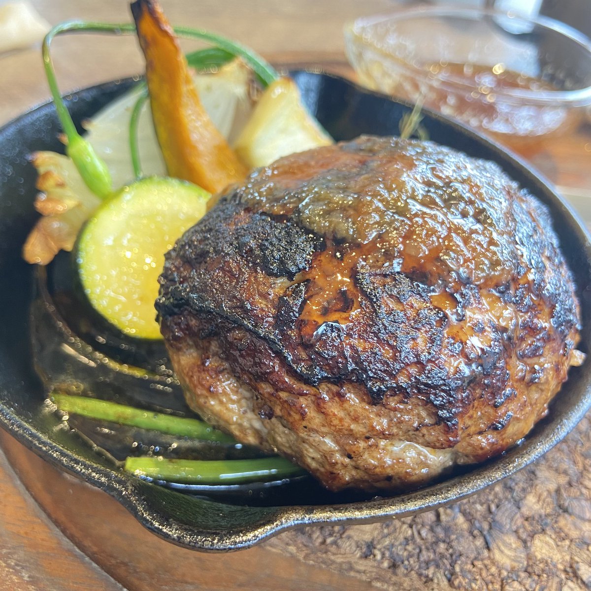 gorohime315's tweet photo. リモリモでランチ🍽💜🐿
いつもサラダプレートだけど…
今日はハンバーグにした✨
ボリューミーでめちゃくちゃ美味しかった😋
デザートはブルーベリーチーズケーキ💜
甘さ控えめでこれも美味しい🥰
大好きなリモリモ🐿
また来ます🚗³₃
#リモリモ #rimorimo #ハンバーグ
#ブルーベリーチーズケーキ https://t.co/d1DIgYbvVI