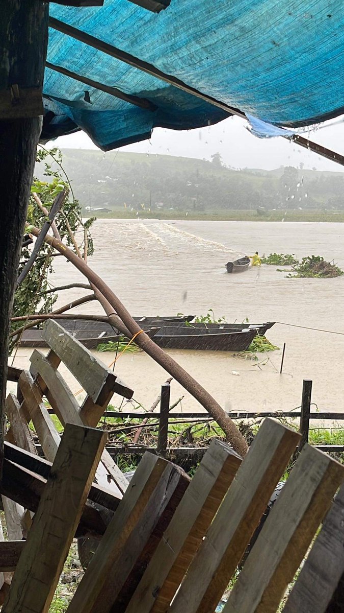 inquirerdotnet's tweet image. LOOK: The Cabisera 8 Overflow Bridge in Sta. Maria, Ilagan City is no longer passable as of 11 a.m.  #FloritaPH | 📷: Leymar Magudang via @AdrianINQ