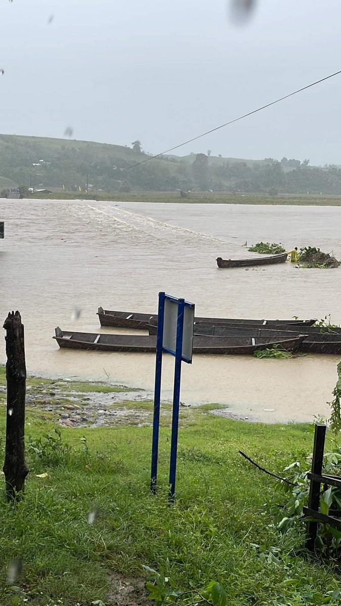 inquirerdotnet's tweet image. LOOK: The Cabisera 8 Overflow Bridge in Sta. Maria, Ilagan City is no longer passable as of 11 a.m.  #FloritaPH | 📷: Leymar Magudang via @AdrianINQ