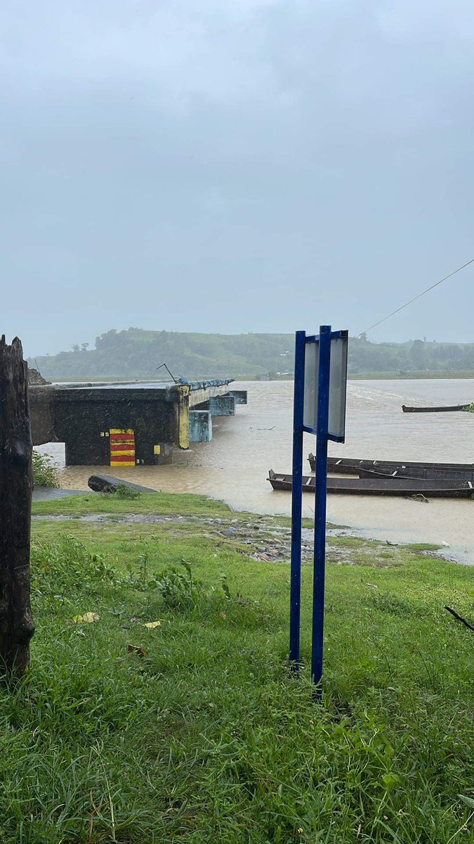 inquirerdotnet's tweet image. LOOK: The Cabisera 8 Overflow Bridge in Sta. Maria, Ilagan City is no longer passable as of 11 a.m.  #FloritaPH | 📷: Leymar Magudang via @AdrianINQ