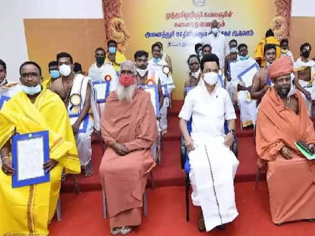 तमिलनाडु सरकार सभी जातियों और महिला पुजारी नियुक्त कर रही थी। मद्रास हाई कोर्ट ने कहा है कि अगम शास्त्र से चल रहे मंदिरों में सरकार पुजारी नियुक्त न करे क्योंकि अगम शास्त्र के मुताबिक़ महिला या ग़ैर-ब्राह्मण व्यक्ति मंदिरों के गर्भ गृह में नहीं जा सका और न ही विग्रह को छू सकता है