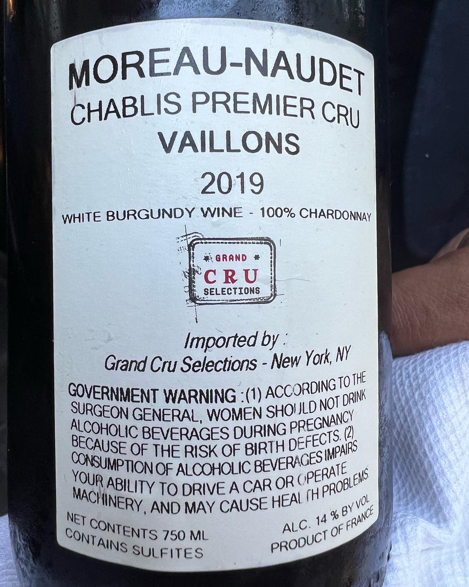 arsentheone's tweet photo. Summer time, white wine time! Just tried this at a Downtown LA restaurant. Very light, easy to drink, at the same time nice layers of vanilla and white fig. I would say 92 points. #whitewine #chablis #moreaunaudet #vaillons #burgundy #france #premiercru https://t.co/APhs4KC0YE