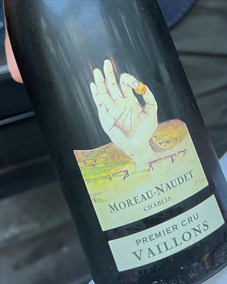 arsentheone's tweet photo. Summer time, white wine time! Just tried this at a Downtown LA restaurant. Very light, easy to drink, at the same time nice layers of vanilla and white fig. I would say 92 points. #whitewine #chablis #moreaunaudet #vaillons #burgundy #france #premiercru https://t.co/APhs4KC0YE