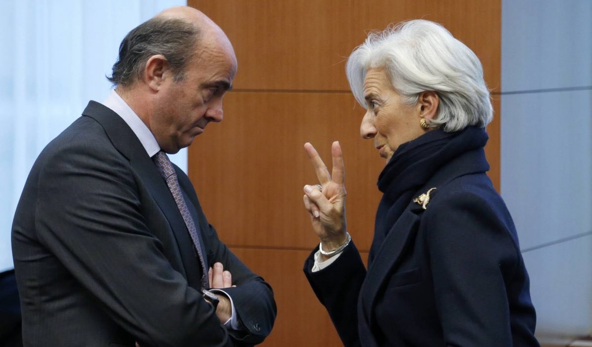 ¿Quién no ha recibido un regalo de 12.000 millones €? 
Lagarde y De Guindos, responsables del BCE, han obsequiado con esta cantidad a los bancos europeos en casi 3 años, gracias a una medida de 2019.
Las entidades españolas han sido agraciadas con casi 1.200 millones.
Hilo
👇🏿
