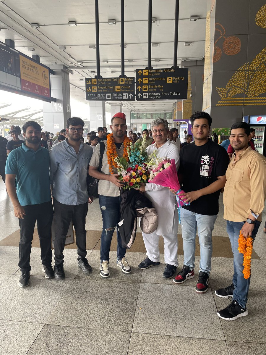 आज चुनाव जीतने के बाद भारत में प्रथम आगमन पर इंदिरा गांधी इण्टरनैशनल हवाईअड्डा दिल्ली पर सुपुत्र आदित्य लाठर का स्वागत किया🌺🌺🌺🌹🌸🌼🎉