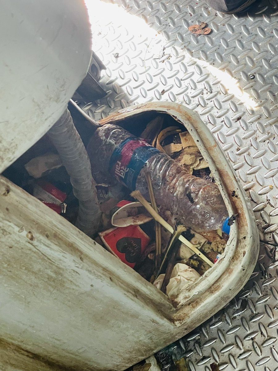 Suryansh_siingh's tweet image. Cleaning Condition of the train 15655 and in this train @IRCTCofficial wender who Selling a water bottle of Rs 15 for Rs 20 my PNR -6205284115 coach S9
@eCateringIRCTC @RailMinIndia @RailMadad