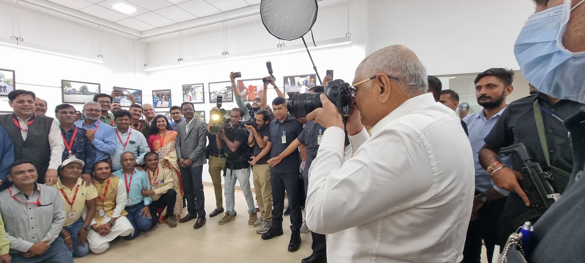 Gujarat CM tries his hands at camera after opening an exhibition of news photos