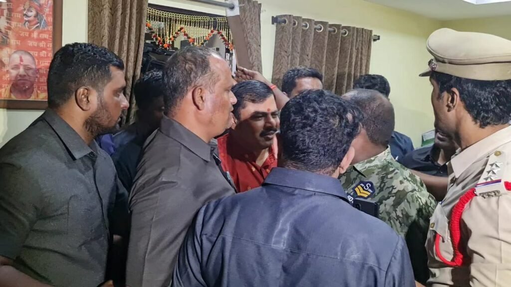 GlobalNews_IND's tweet photo. #BREAKING 
Hyderabad police arrested #Telangana MLA #RajaSingh.

#ProphetMuhammad
#arrest #ARRESTED
#arrestrajasingh https://t.co/iH9s2ditoc