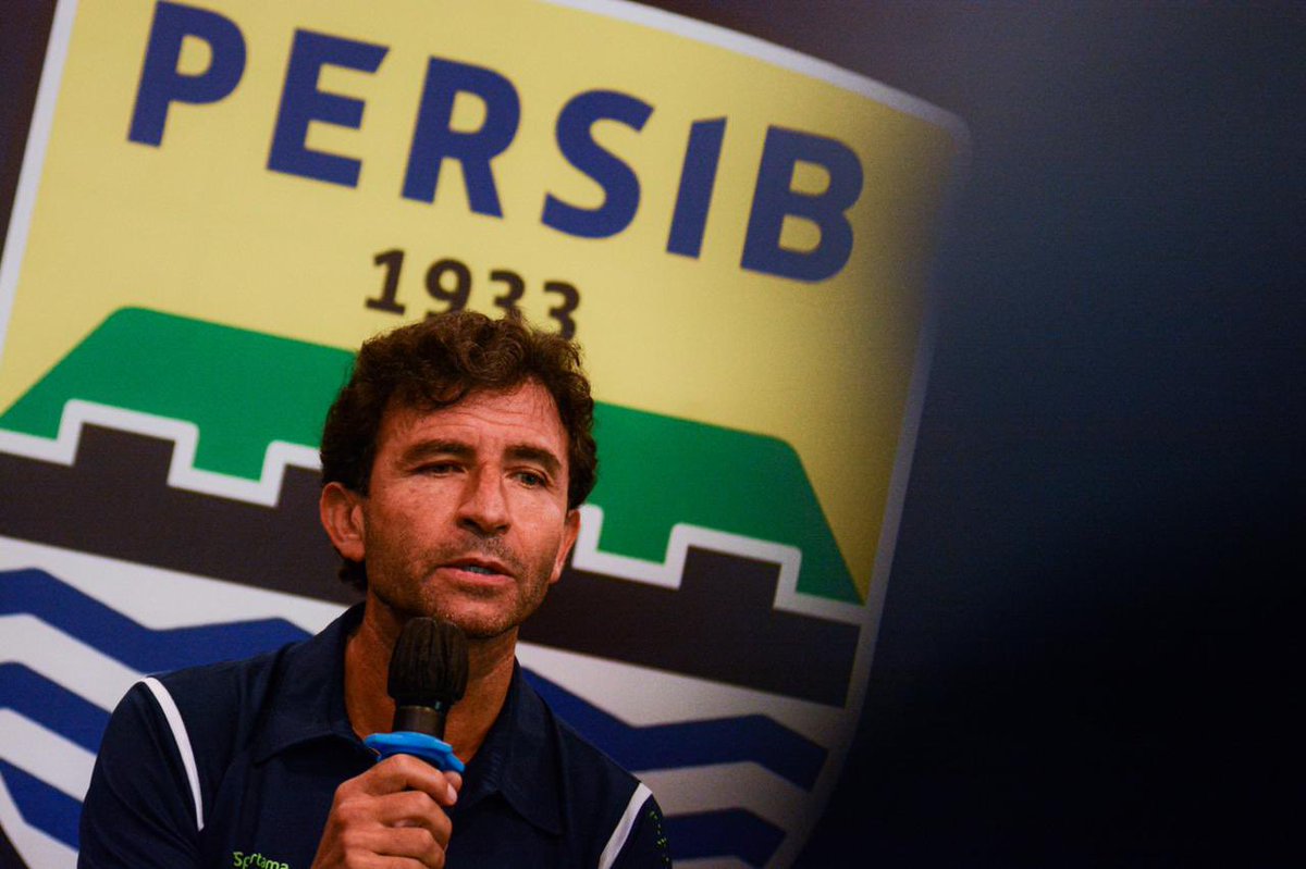 Luismillacoach's tweet photo. Special days for me in my new home @persib 🔵 Thank you so much for the warm welcome and amazing support. 

We will work very hard to achieve our goals and do great things together.

#Persib https://t.co/oE3Wr0cpTm