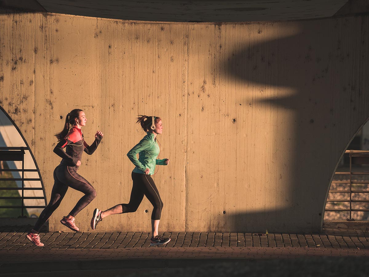 L'entraînement par intervalles (HIIT/SIT) permet d'augmenter l'oxydation des graisses et de diminuer la masse grasse corporelle. Mais quel est l'ampleur de cet effet et est-il plus grand que celui obtenu lors d'un effort continu à faible intensité ?
bit.ly/3KkWTOX