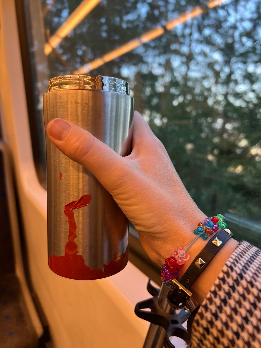 Jeg hyller deg, mandags-kveld-Anne Siri, for ditt geniale trekk: Å gjøre alt klart for å lage en perfekt kopp kaffe til å ta med på t-banen i dag!