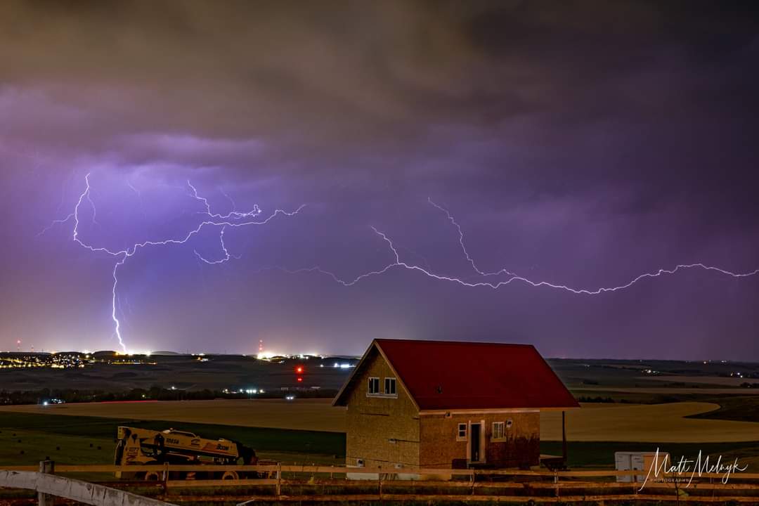 #lightning storm seen from NW Calgary.  #abstorm <a href="/weathernetwork/">The Weather Network</a> <a href="/GlobalCalgary/">Global Calgary</a> <a href="/TiffanyLizee/">Tiffany Lizée</a>