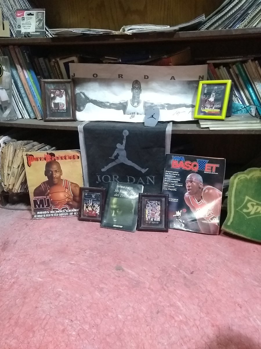 Ive_Three's tweet photo. @ComexMasters @ComexMasters siempre eh Sido mega fan del único y verdadero Rey del Basketball su Majestad Michael Jordan sería un excelente cuadro para mí colección de cosas de mi gran ídolo saludos a todos los Masters @GarciaPosti @martinolimx @andysola https://t.co/pHRN8UUq9q