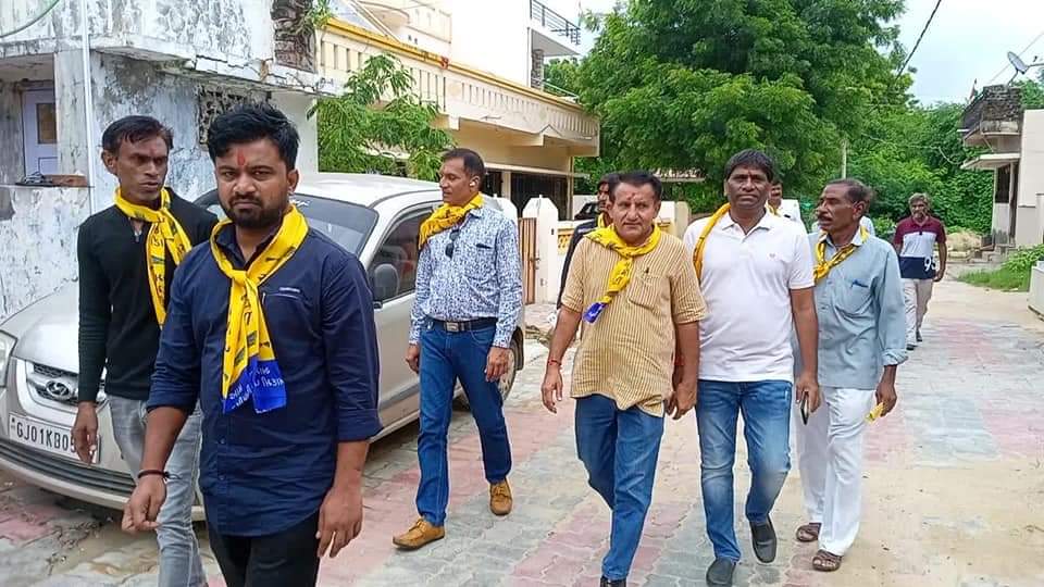 DayaramDewasi93's tweet photo. #Gujarat | Becharaji विधानसभा क्षेत्र के पिलूदरा में @AAPGujarat उम्मीदवार @sagar45rabari जी ने डोर टू डोर प्रचार किया। https://t.co/HNpIa0XNaP