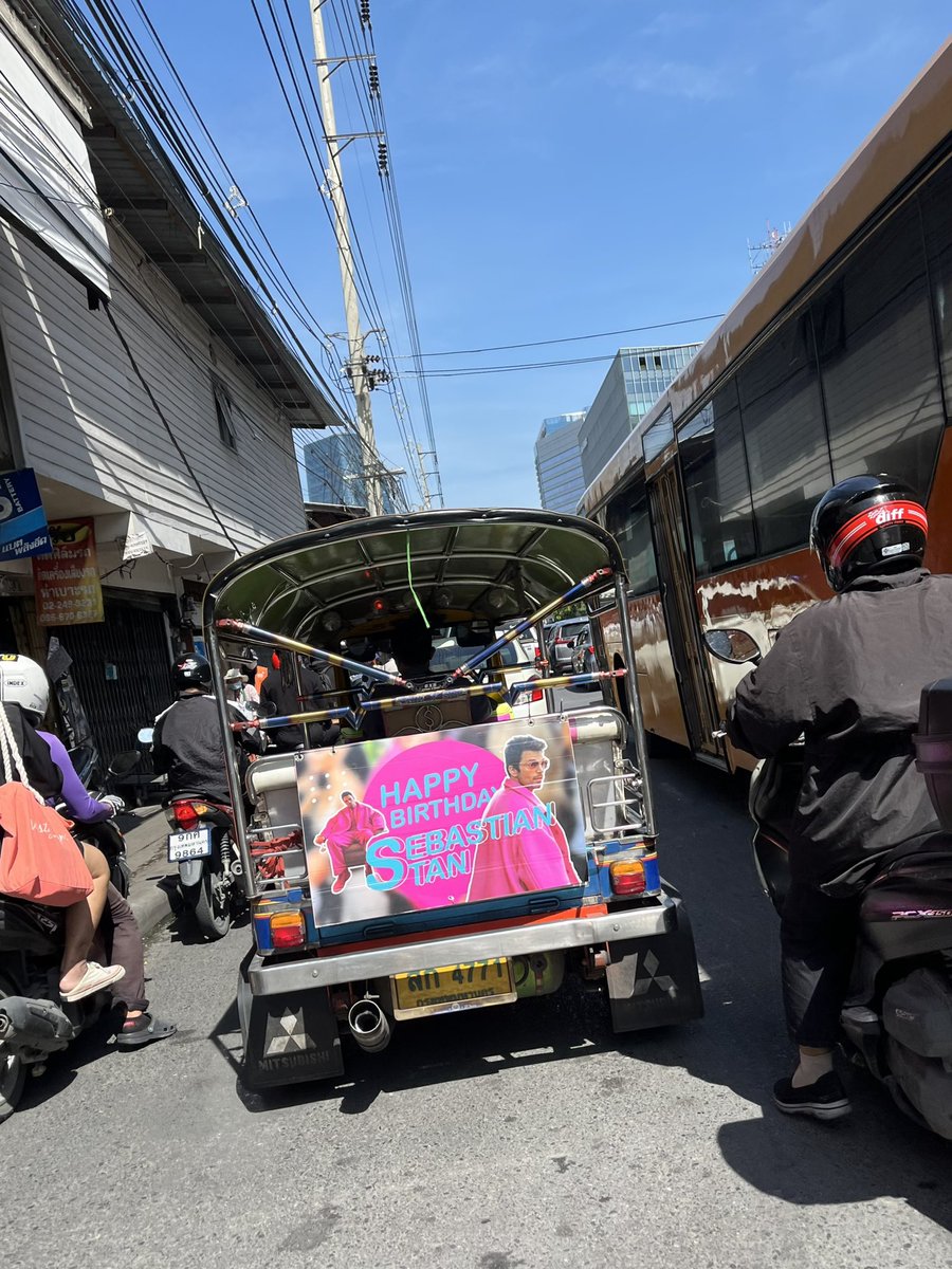 ChenPhubet's tweet photo. Winter Solder is pink. 😂
.
#SebastianStan #WinterSolder #Bangkok https://t.co/orTTb9CTwZ