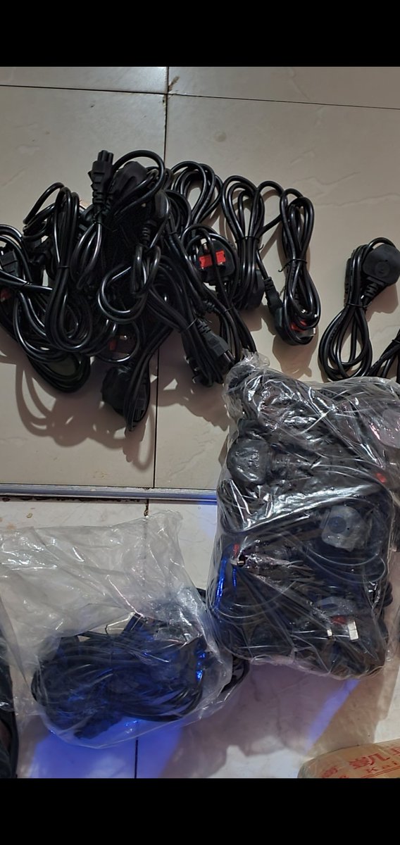 jonathanlupand0's tweet photo. Laptop accessories 
Available 
Hp,dell, Toshiba,lenovo, acer.
Charges and batteries are all avaliable.
Call 097 1962756 
#bigfishtech https://t.co/8vDTZ1vwHJ