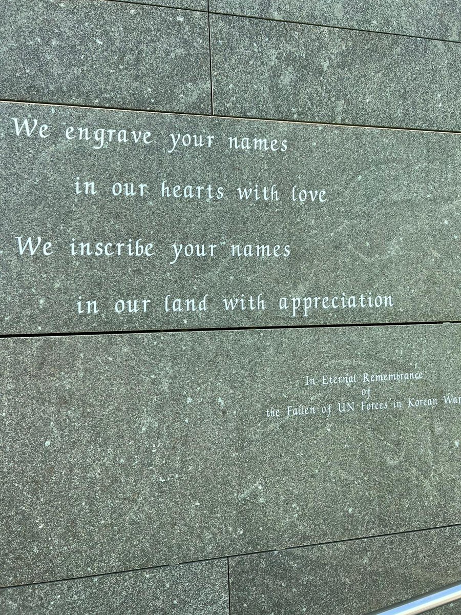 Before exploring #Busan the city of tomorrow, I started by remembering where we have come from. 🇬🇧🇰🇷

부산에 도착해 이 아름다운 도시를 둘러보기 전에 유엔기념공원을 찾아 참배했습니다.

#UNMCK
#WeWillRememberThem #잊지않겠습니다