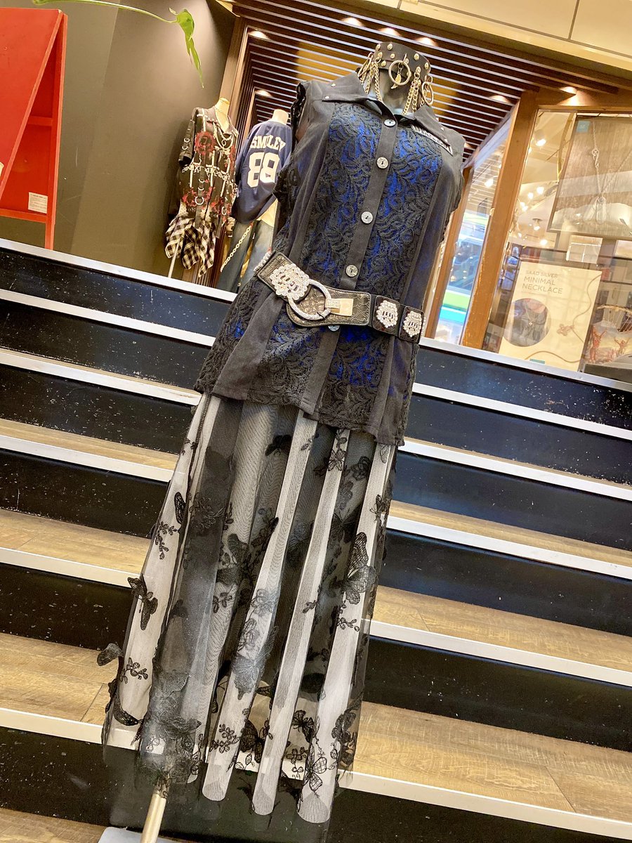 regulus69's tweet photo. 💀#FINALROCK💀新作🌻
🌙マネキンお着替えコーディネート🌙
🔮大人ミセスなレディなコーデ🔮✨️
♥ノースリーブレースシャツ…¥3500
♥キャミソール…¥2000
♥バタフライレースチュールスカート
…¥8000
♥ベルト…¥4290
♥チョーカー…¥3000
All tax inです٩(*´︶`*)۶
#regulus #レグルス #アメ村 https://t.co/LVO7ZMqZT4