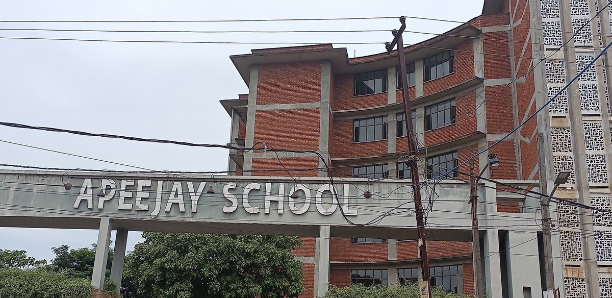 aryndam's tweet photo. More than 30 students of Apeejay School, Bhubaneswar were held captive by the school management by more than 5 hours over allegedly non-payment of fees on Monday (22 August)
@OSCPSODISHA @CMO_Odisha @HRCOdisha @MoSarkar5T 
Please take action/suggest https://t.co/c22bzdVY4o