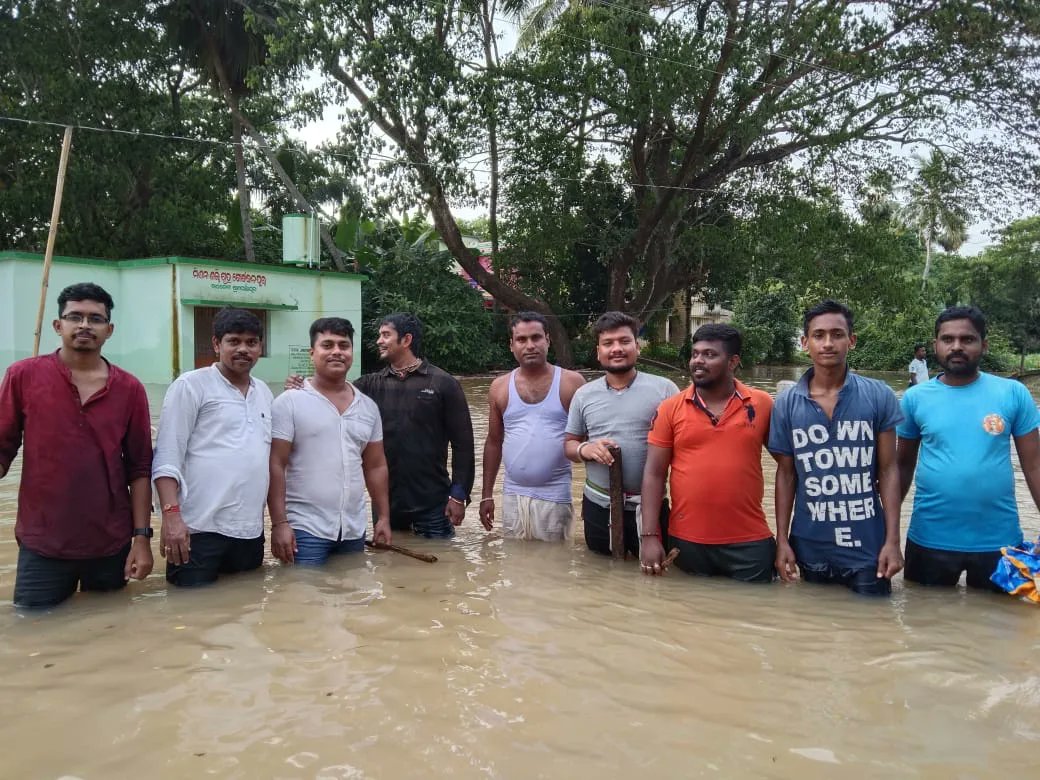 Yfaodisha's tweet photo. #YouthForAction 
ଗତକାଲି ଓଡ଼ିଶା Youth For Action  ର ରାଜ୍ୟ ସଭାପତି Debasis Nayak  ଙ୍କ ନେତୃତ୍ୱ ରେ ଏକ ଦଳ ଜଗତସିଂହପୁର ଜିଲ୍ଲା ଅନ୍ତର୍ଗତ କୁଜଙ୍ଗ ବ୍ଲକ ର କାଠକୋଟ ଏବଂ ବାଣସରା ପଞ୍ଚାୟତ ରେ ବନ୍ୟା ଅଞ୍ଚଳ ପରିଦର୍ଶନ କରି ଶୁଖିଲା ଖାଦ୍ୟ ଏବଂ ଔଷଧ ବଣ୍ଟନ କରିବା ସହ ବିଭିନ୍ନ ସମସ୍ୟା ବୁଝି ସମାଧାନ ପାଇଁ ପ୍ରୟାସ କରିଥିଲେ । https://t.co/YAHhhdYV6Q