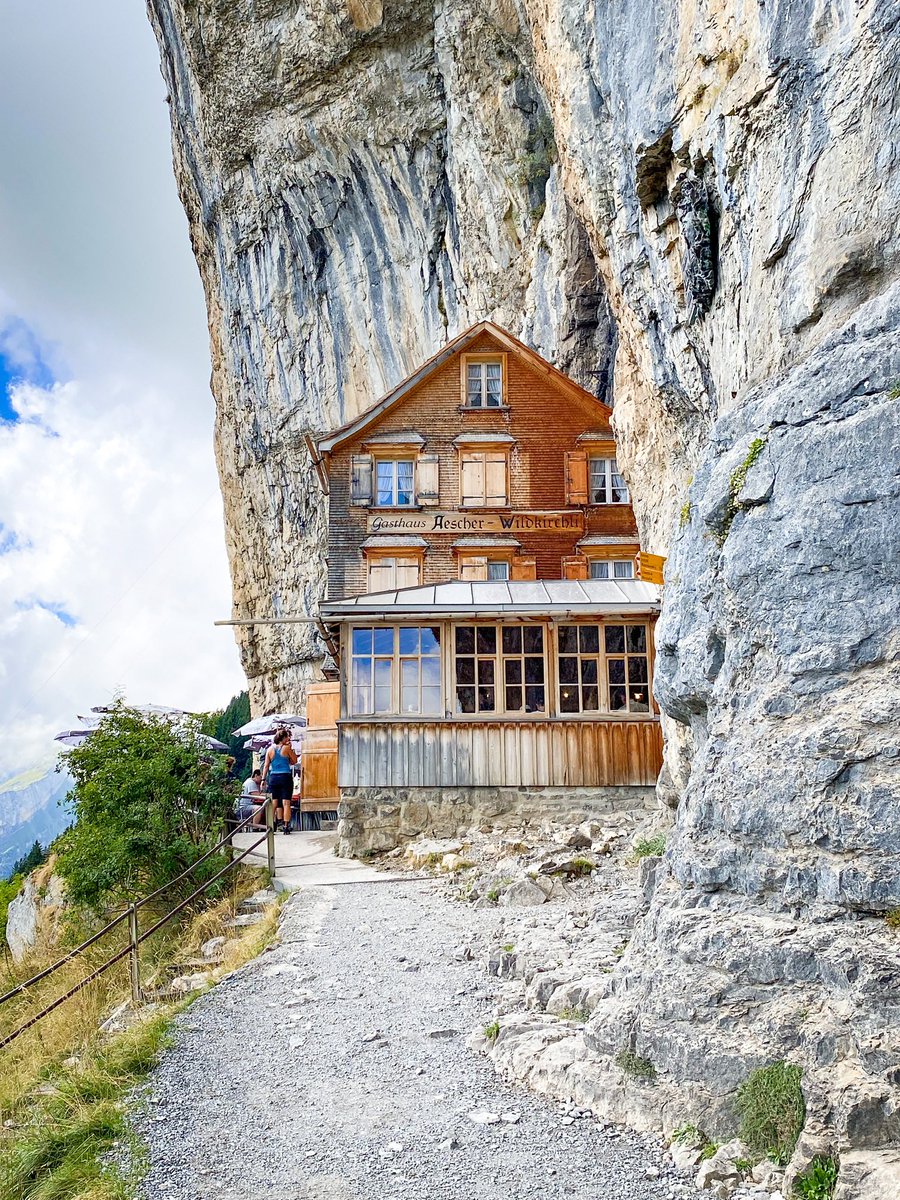 EmilySimonis's tweet photo. La storia del turismo alpino mi affascina da anni. La Berggasthaus Aescher è una delle locande montane più vecchie della Svizzera.
#Aescher #Appenzellerland #Switzerland https://t.co/yedopkfFOw