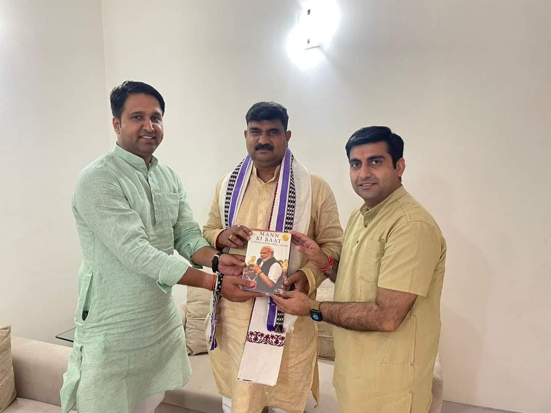 ROHIT CHAHAL (@rohit_chahal) on Twitter photo भाजपा उत्तर प्रदेश के नवनियुक्त प्रदेश संगठन महामंत्री आदरणीय श्री <a href="/idharampalsingh/">Dharampal Singh</a> जी को मिलकर बधाई और शुभकामनाएँ दी और उन का आशीर्वाद प्राप्त किया ।। भाजपा उत्तर प्रदेश के नवनियुक्त प्रदेश संगठन महामंत्री आदरणीय श्री <a href="/idharampalsingh/">Dharampal Singh</a> जी को मिलकर बधाई और शुभकामनाएँ दी और उन का आशीर्वाद प्राप्त किया ।।