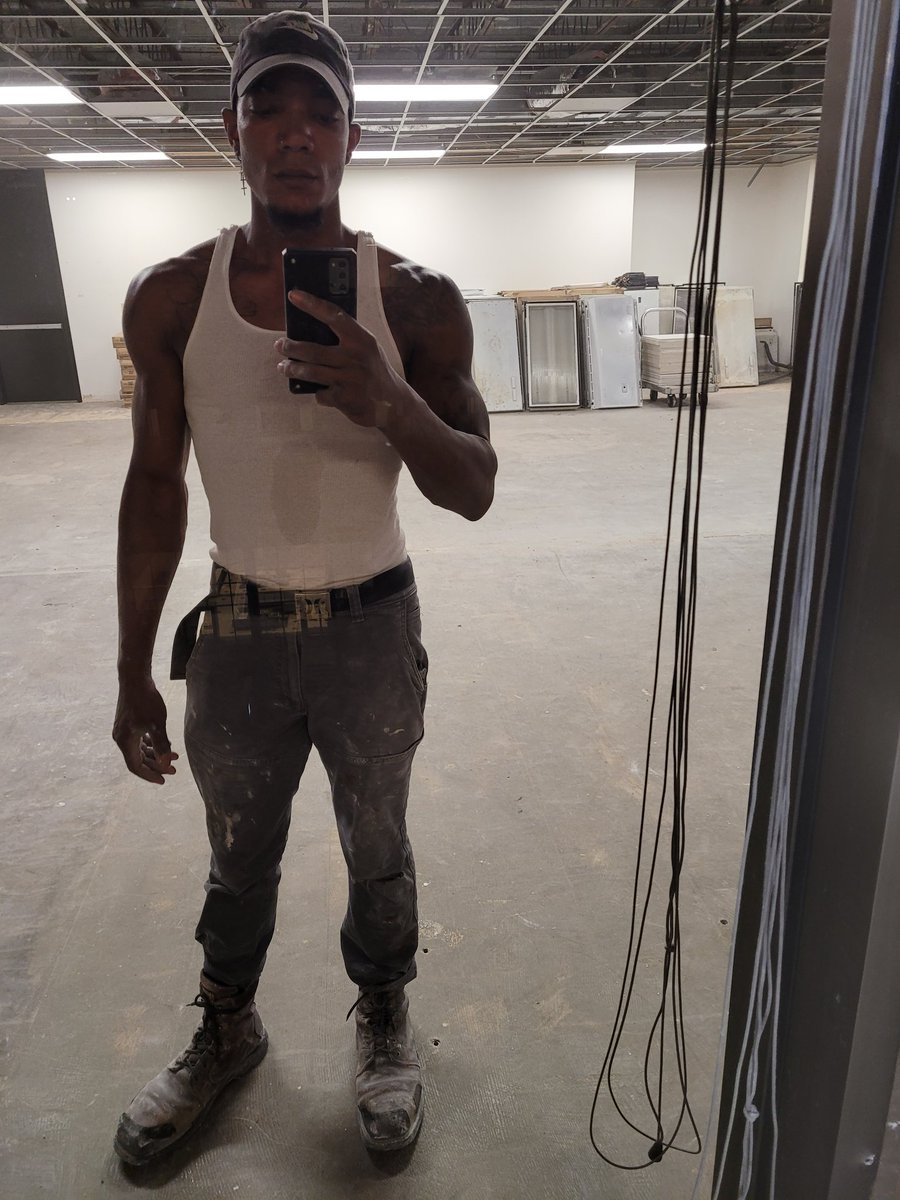 Boxerninja1's tweet photo. Late nights grinding keep my family from wanting. My struggle gets tough but the wife and kids are comfortable and happy. #hardwork #Warrior #strongGRIND https://t.co/ckYrFvwPff