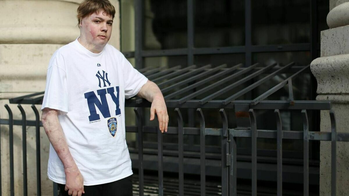 le_Parisien's tweet photo. ⚫ Jonathan Destin, symbole de la lutte contre le harcèlement scolaire, est mort à 27 ans

➡️ https://t.co/ghr9hrFtvk https://t.co/LjoCisU11x
