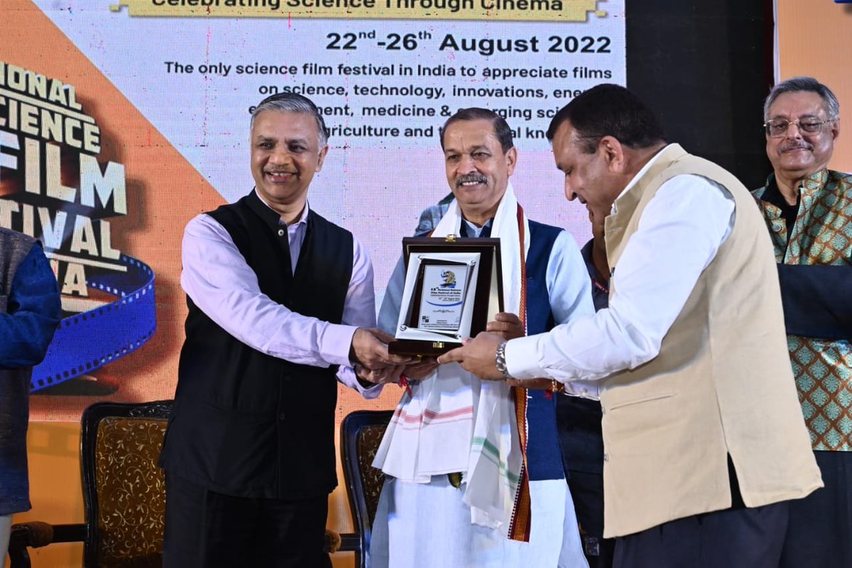 मंत्री श्री सखलेचा ने कहा कि दुनिया को सबसे पहले विज्ञान भारत ने ही दिया लेकिन गुलामी के चलते देश की विज्ञान धरोहर को प्रसारित नहीं किया गया । उन्होंने कहा कि विज्ञान फिल्म महोत्सव भारत के विज्ञान को जन-जन तक पहुंचाने का सशक्त जरिया है ।