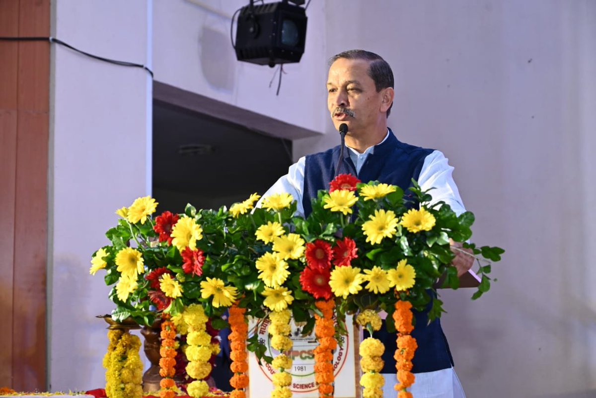 उन्होंने वैज्ञानिकों और युवाओं से आग्रह किया कि वे भारत के विपुल ज्ञान-विज्ञान-धर्म और संस्कृति को प्रसारित करने के लिए आगे आएं। उन्होंने कहा कि सरकार इस तरह के प्रयासों के लिए भरपूर अनुदान भी देगी । 

उन्होंने कहा कि गांव गांव तक विज्ञान और तकनीकी पहुंचाने की जरूरत है।