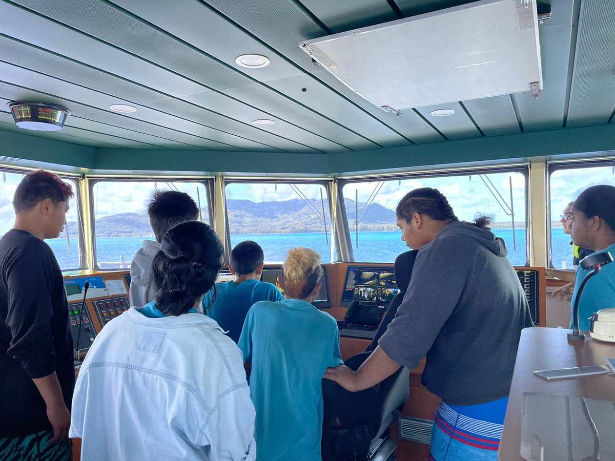 Kervarec16's tweet photo. Découverte des métiers de @MarineNationale à bord du BSAOM Bougainville pour des collégiens et collégiennes de 4e et 3e. Ouvrir les horizons, se montrer ambitieux, tracer son Parcours Avenir. @ALPACIFRAPACOM https://t.co/v043xA1Oj4
