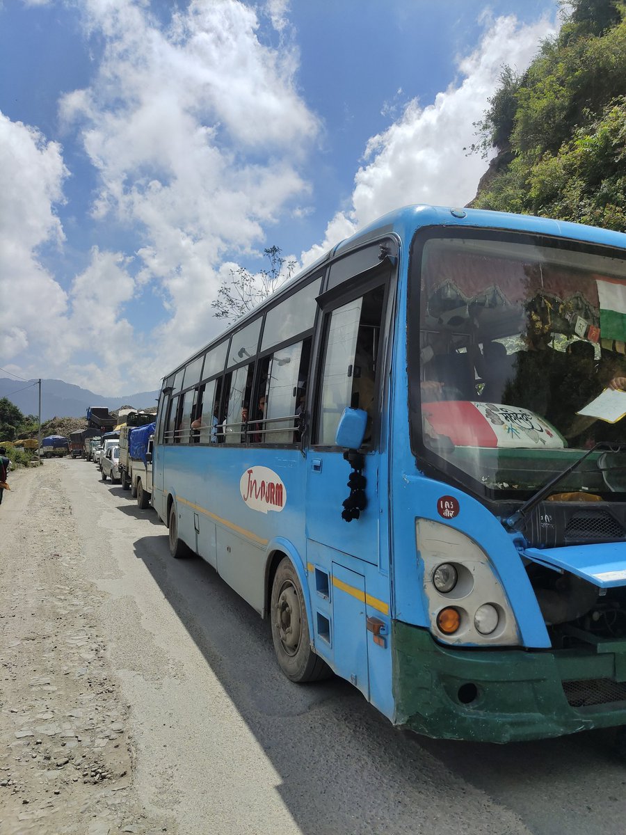 pahadiapple's tweet photo. Long traffic jam in bhattakufar
#traffic #jam #shimla #byepass #longjam #season https://t.co/EcGkbRBqPs